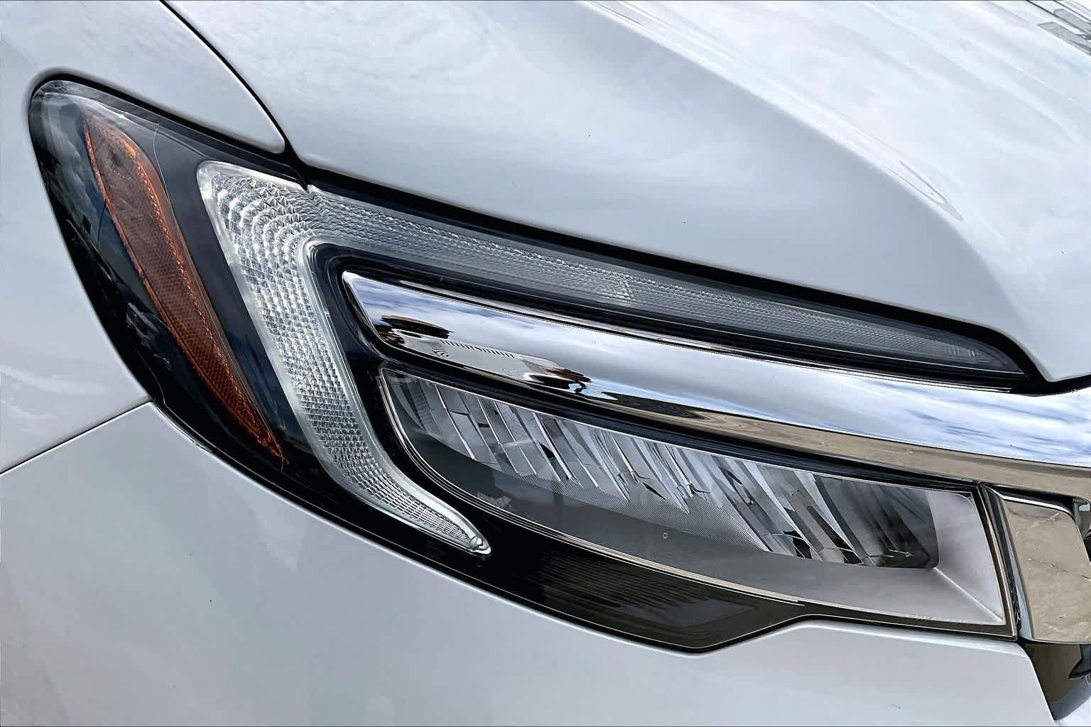 Used 2022 White Honda 2WD Touring 8 Passenger image 28