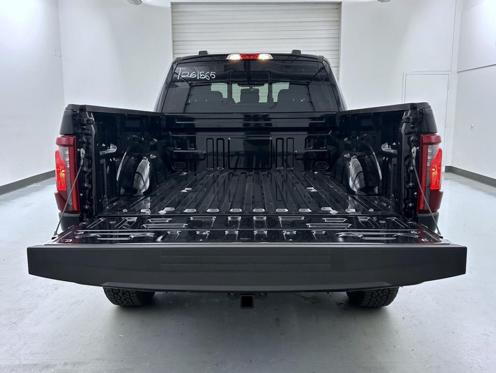 New 2026 Agate Black Metallic Ford XLT image 22