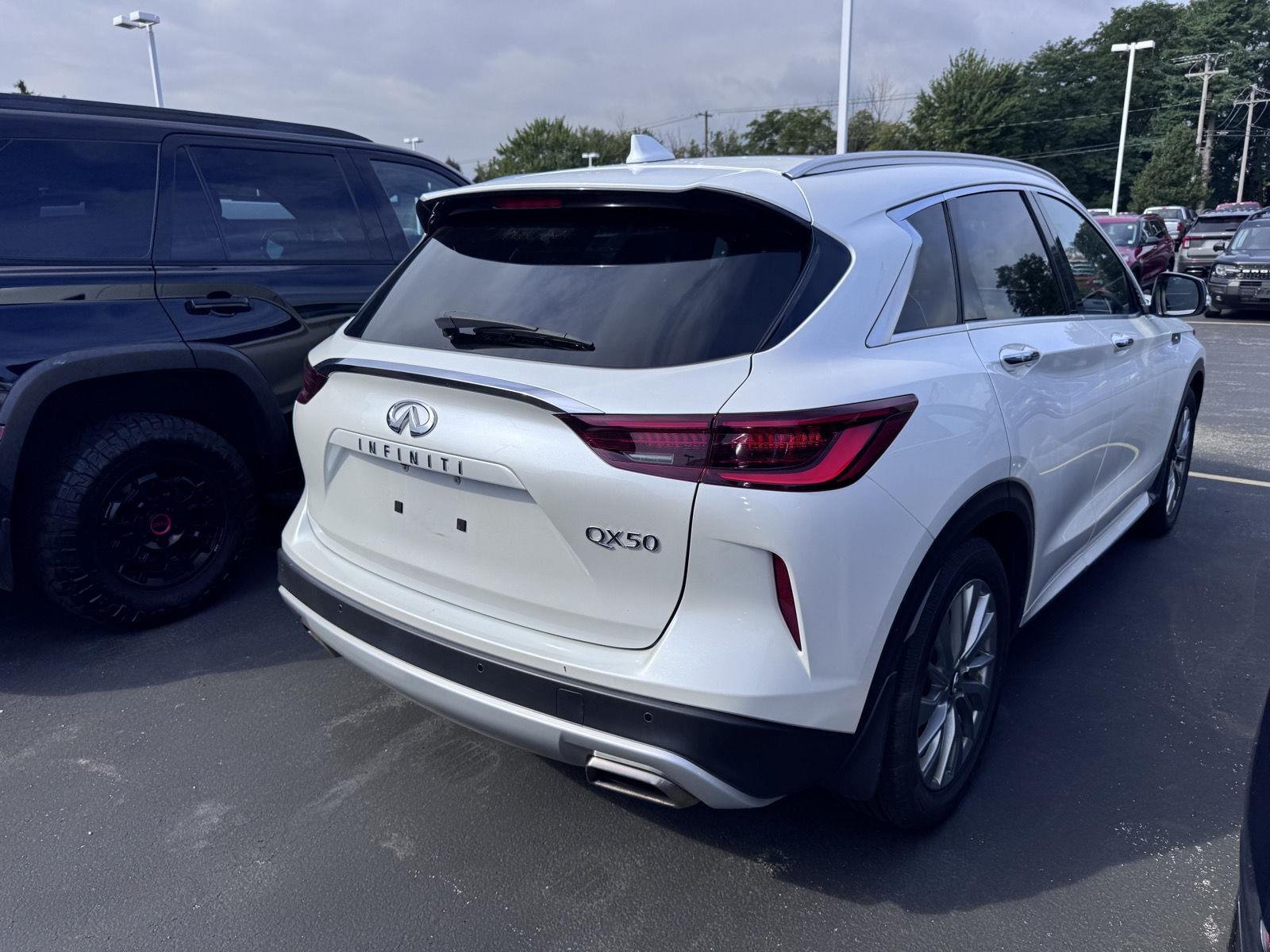 Used 2023 Radiant White INFINITI LUXE image 4