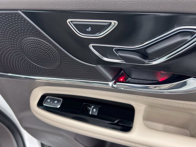 Used 2023 White Lincoln Standard image 26