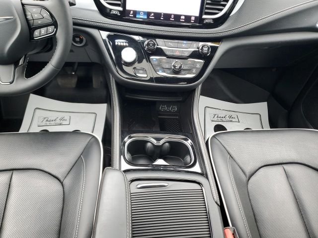 Used 2025 White Chrysler Limited image 22
