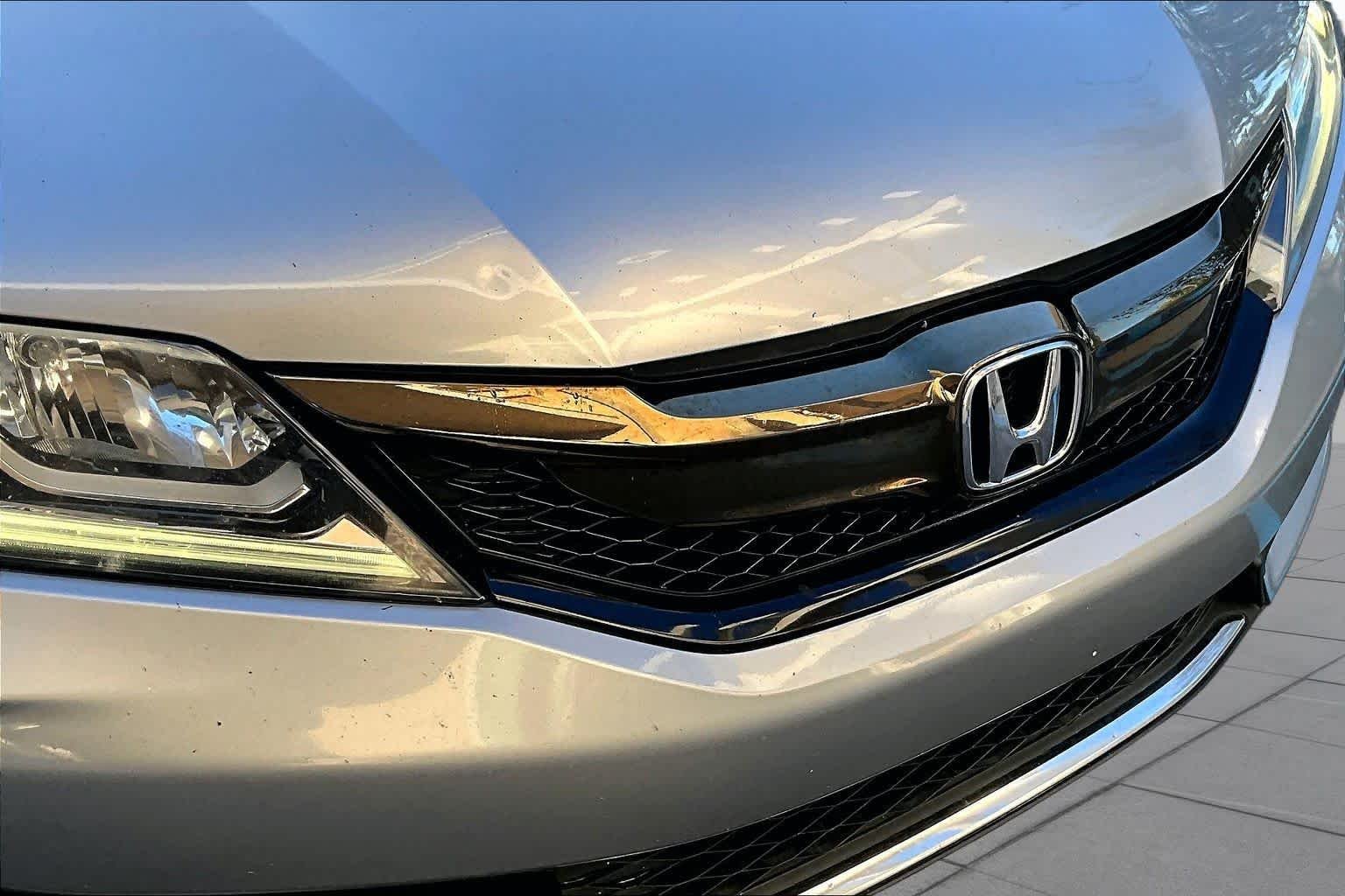 Used 2016 Lunar Silver Metallic Honda EX-L image 28