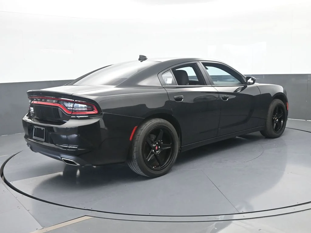 Used 2023 Pitch Black Clearcoat Dodge SXT image 5