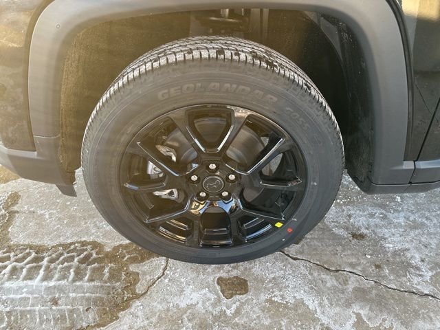 New 2026 Diamond Black Crystal Pearlcoat Jeep Latitude image 11