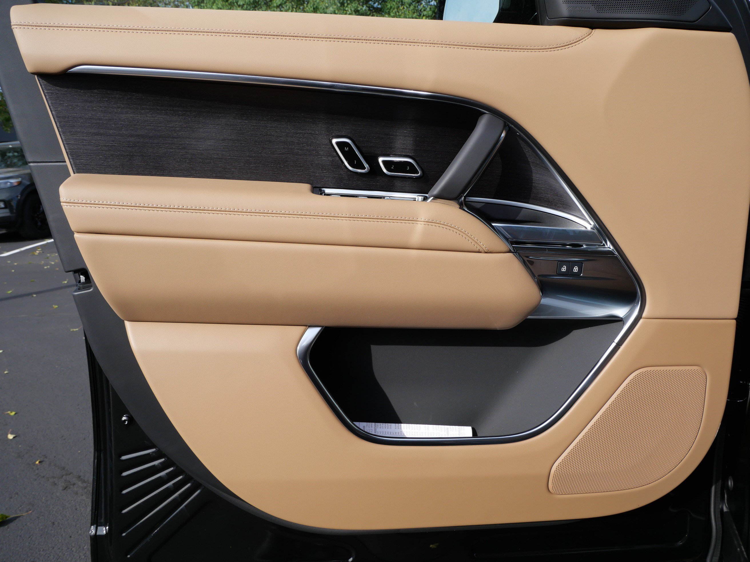 New 2027 Santorini Black LAND ROVER SE image 4