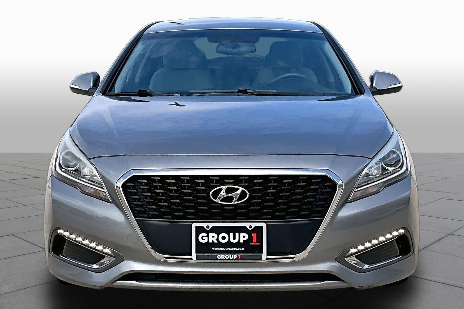 Used 2017 Metropolis Gray Hyundai SE image 4