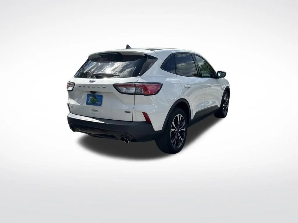 Used 2022 White Metallic Ford SE image 5