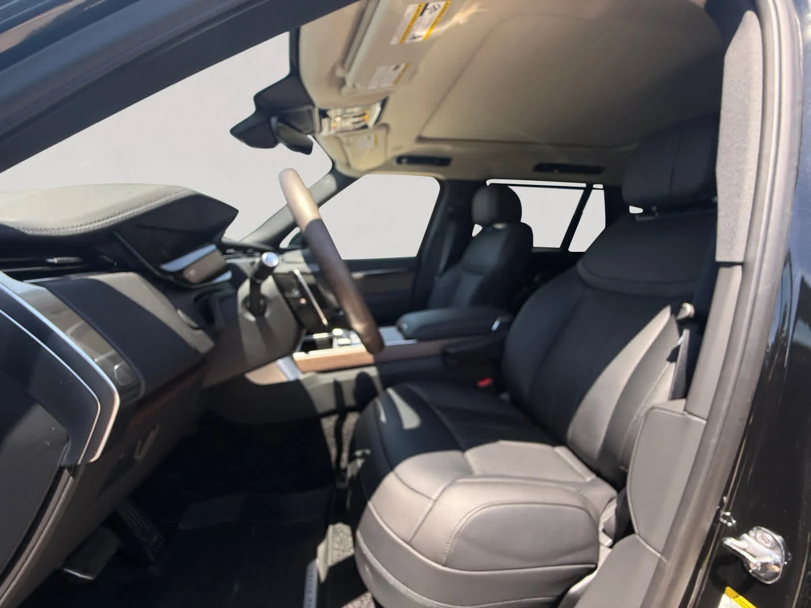 New 2026 Santorini Black Land Rover SE image 9