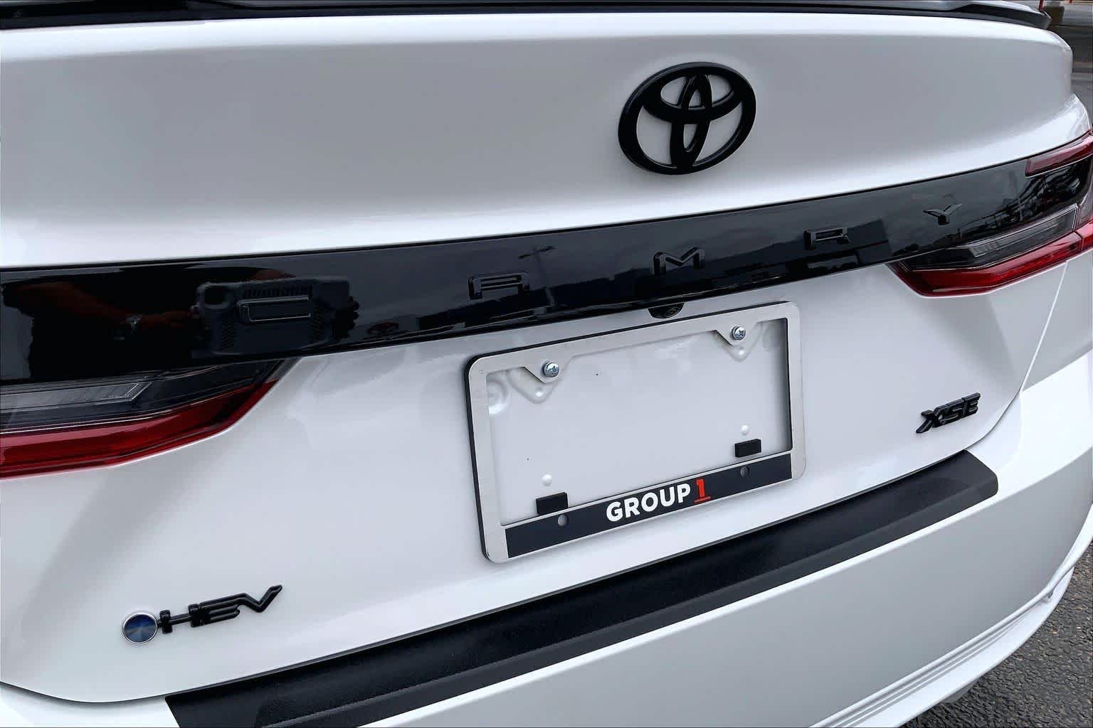 New 2026 Wind Chill Pearl with Midnight Black Metallic roof Toyota XSE image 17