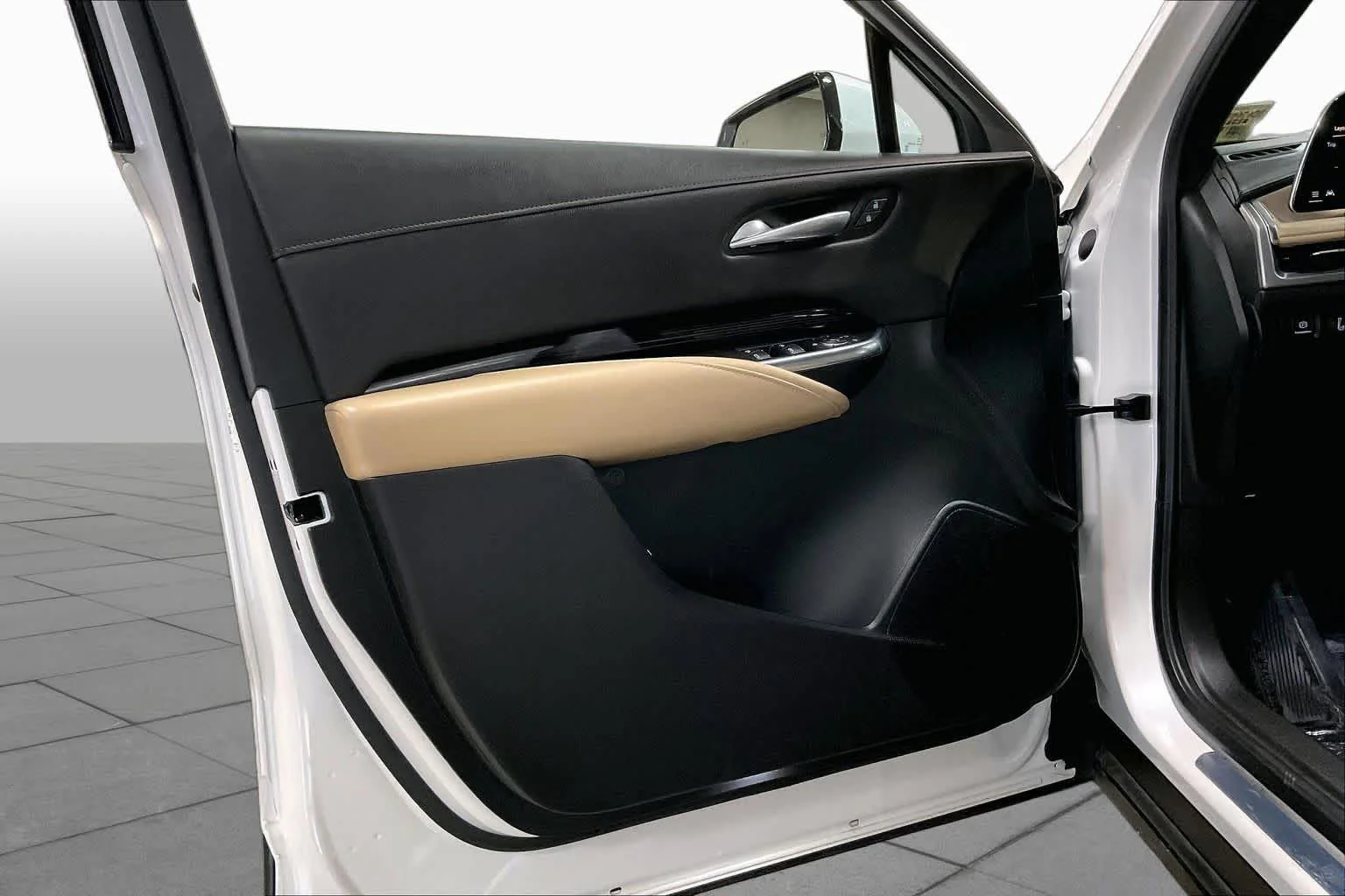 Used 2024 Crystal White Tricoat Cadillac AWD Luxury image 22