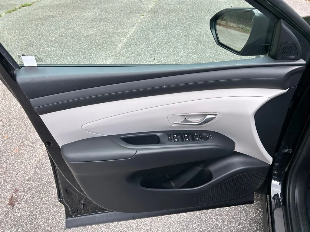 Used 2025 Black Hyundai SEL image 14