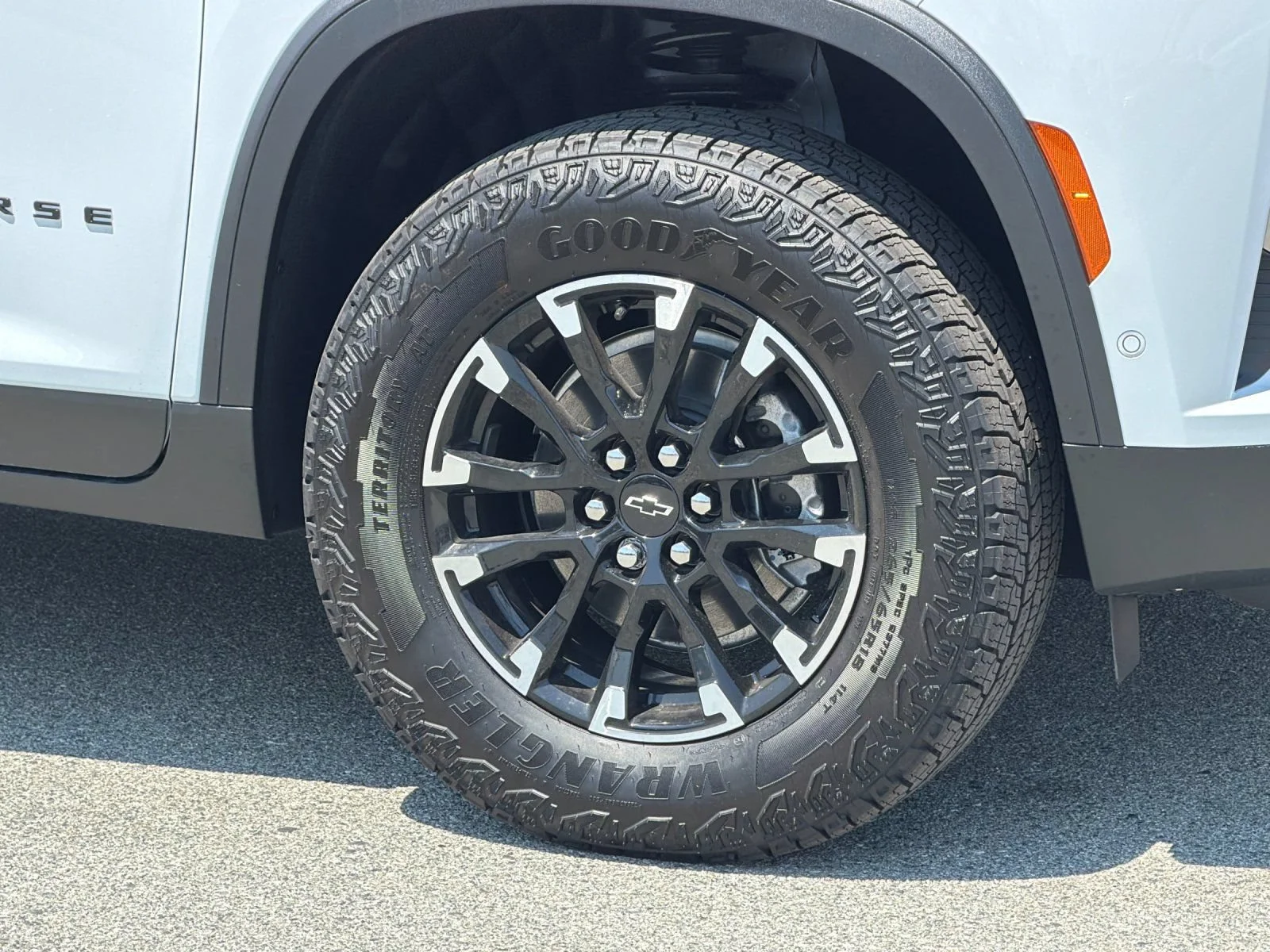 New 2026 Polar White Tricoat Chevrolet Z71 image 26