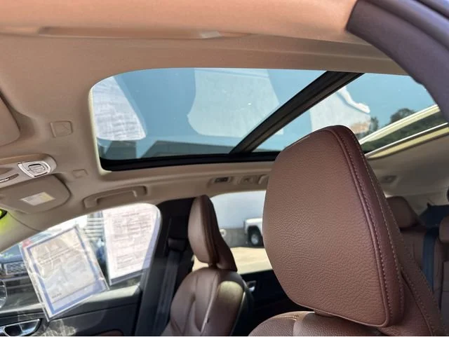 Used 2020 Black Volvo Momentum image 24