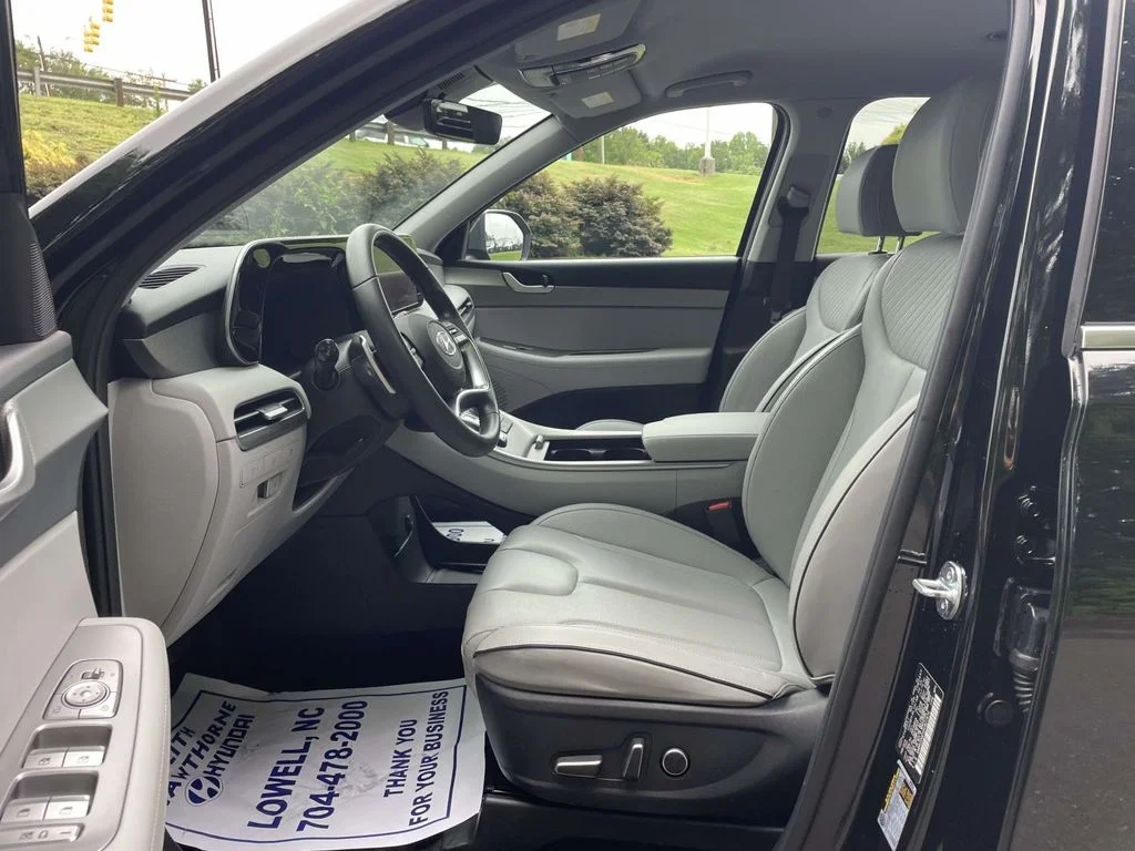Used 2025 Black Hyundai SEL image 17