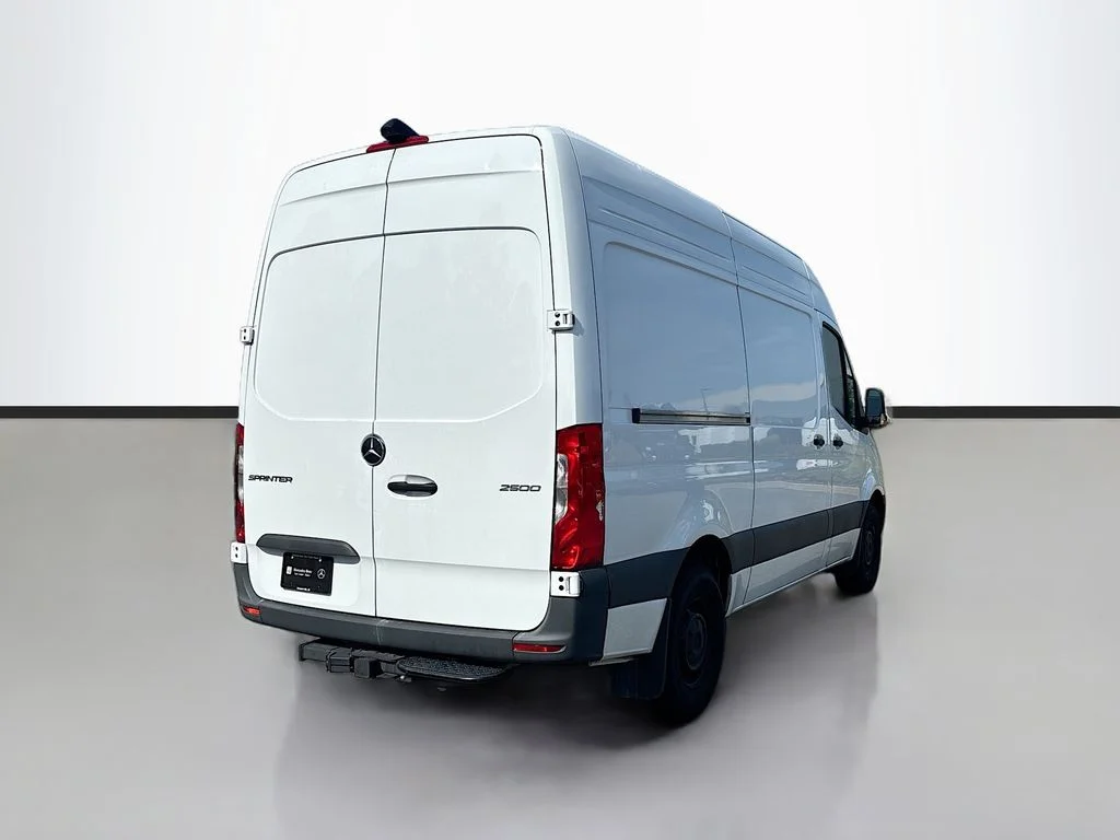 Used 2024  Mercedes-Benz Cargo 144 WB image 3