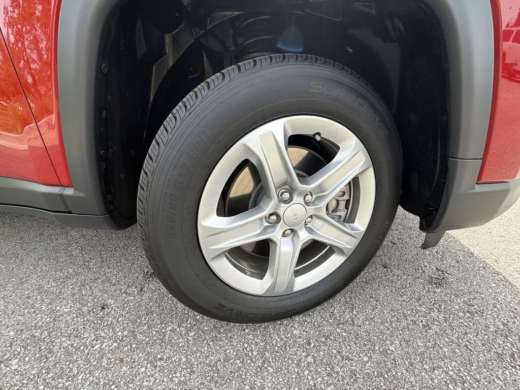 Used 2024  Jeep Latitude image 19