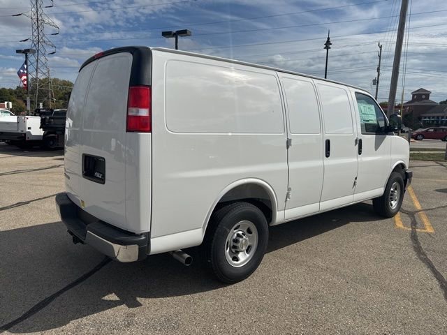 New 2025 Summit White Chevrolet WT image 5