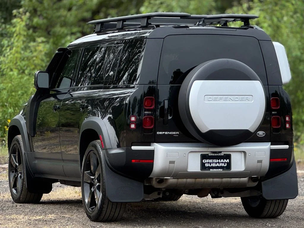 Used 2022 Santorini Black Metallic Land Rover SE image 5