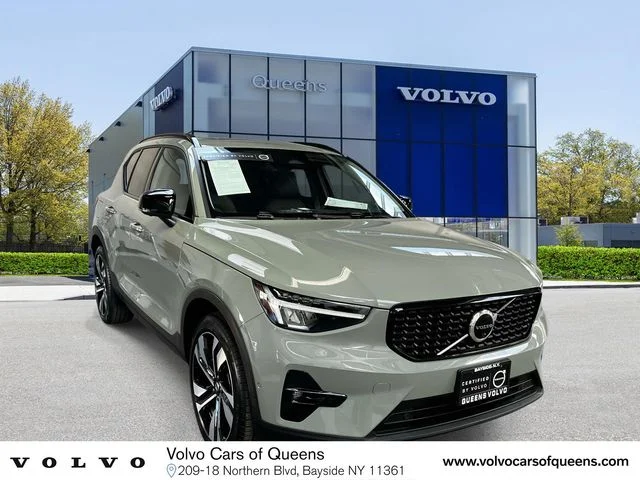 2023 Volvo XC40 B5 Plus Dark AWD's photo