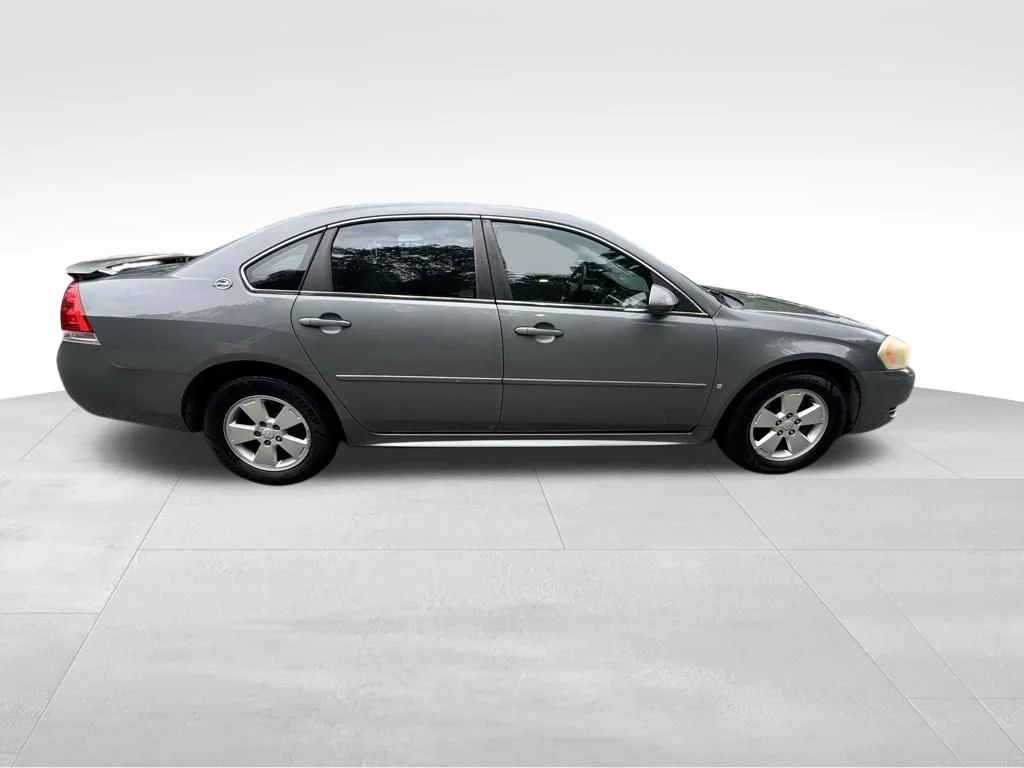 Used 2009 Silver Chevrolet LT image 3