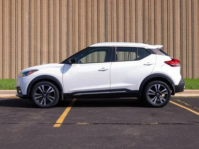 Used 2019 Nissan Kicks SR with VIN 3N1CP5CU7KL556819 for sale in Glendale, WI