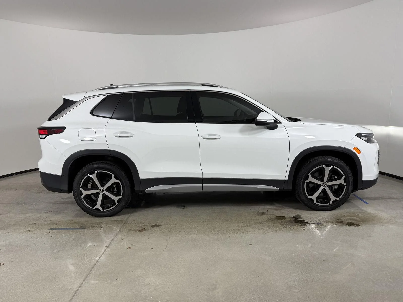 New 2026 Pure White Volkswagen SE image 4