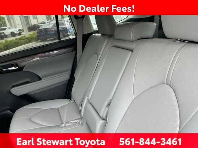 Used 2024  Toyota Limited image 18