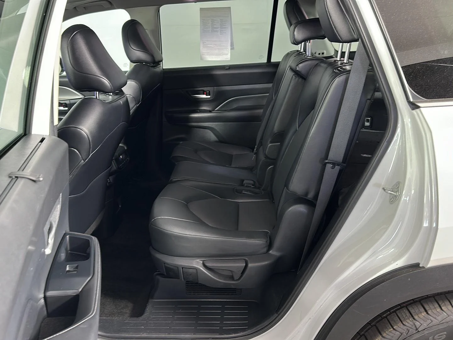 Used 2024 Wind Chill Pearl Toyota XLE image 19