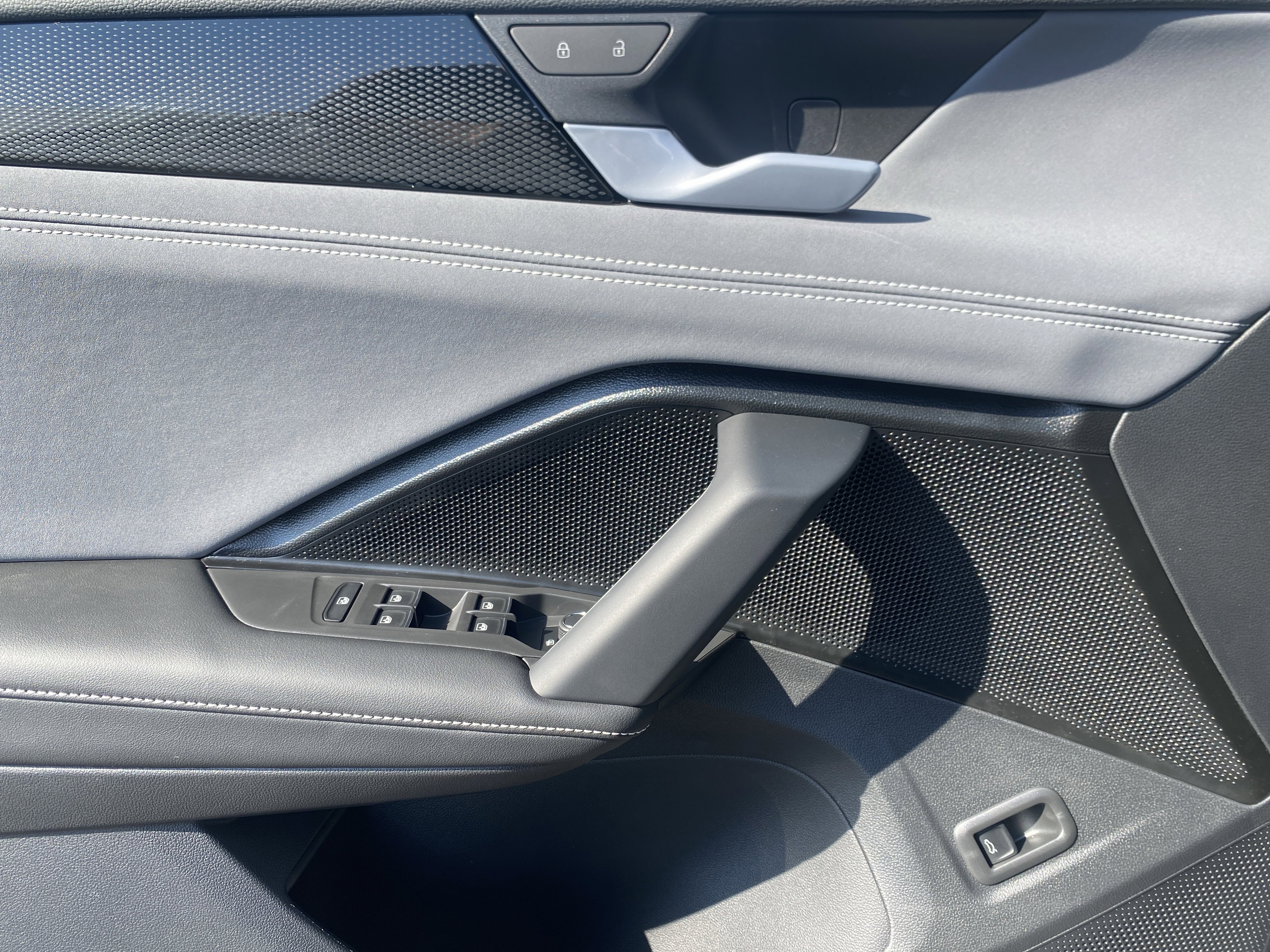 New 2026 Pyrite Silver Metallic Volkswagen SE image 10