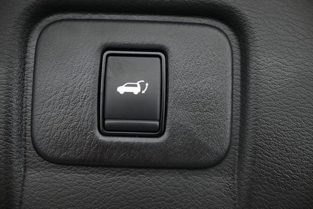 Used 2022 Red Nissan Platinum image 14