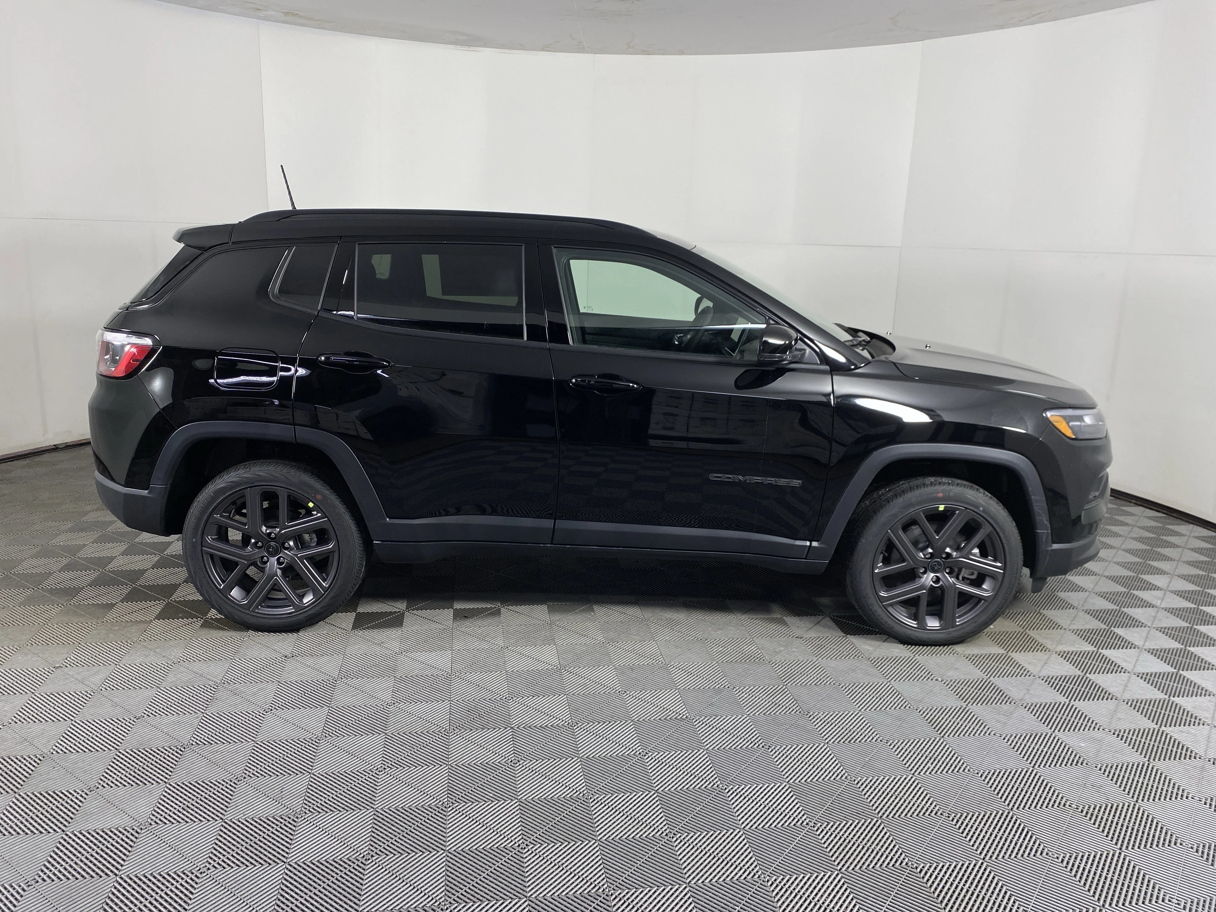 New 2026 Diamond Black Crystal Pearl-Coat Exterior Paint Jeep Limited image 5