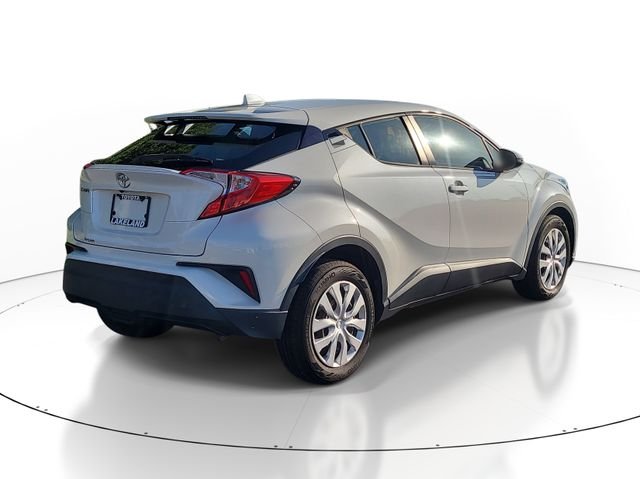 Used 2020 White Toyota LE image 5