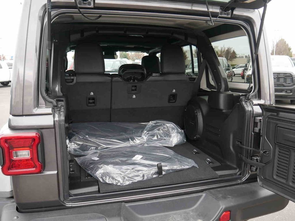 New 2026 Granite Crystal Metallic Clearcoat Jeep Rubicon image 8