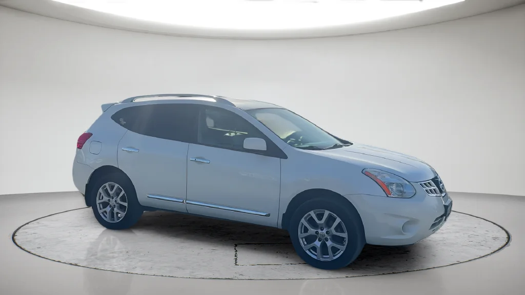 Used 2012 White Nissan SL image 3