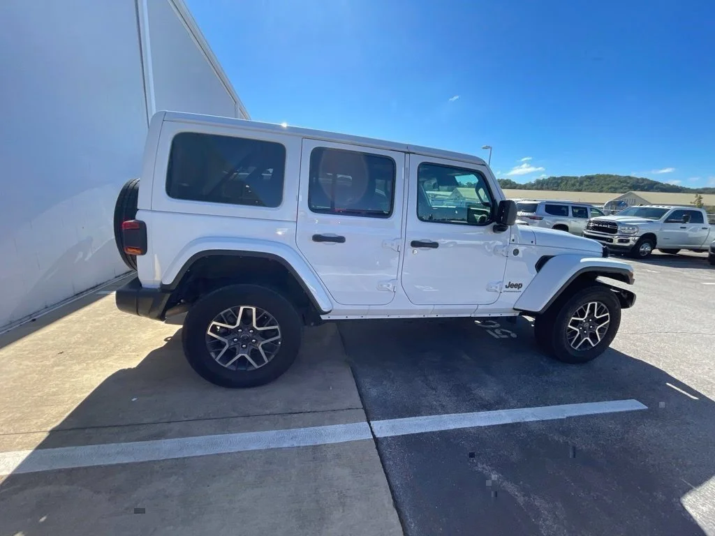 Used 2025 White Jeep Sahara image 9