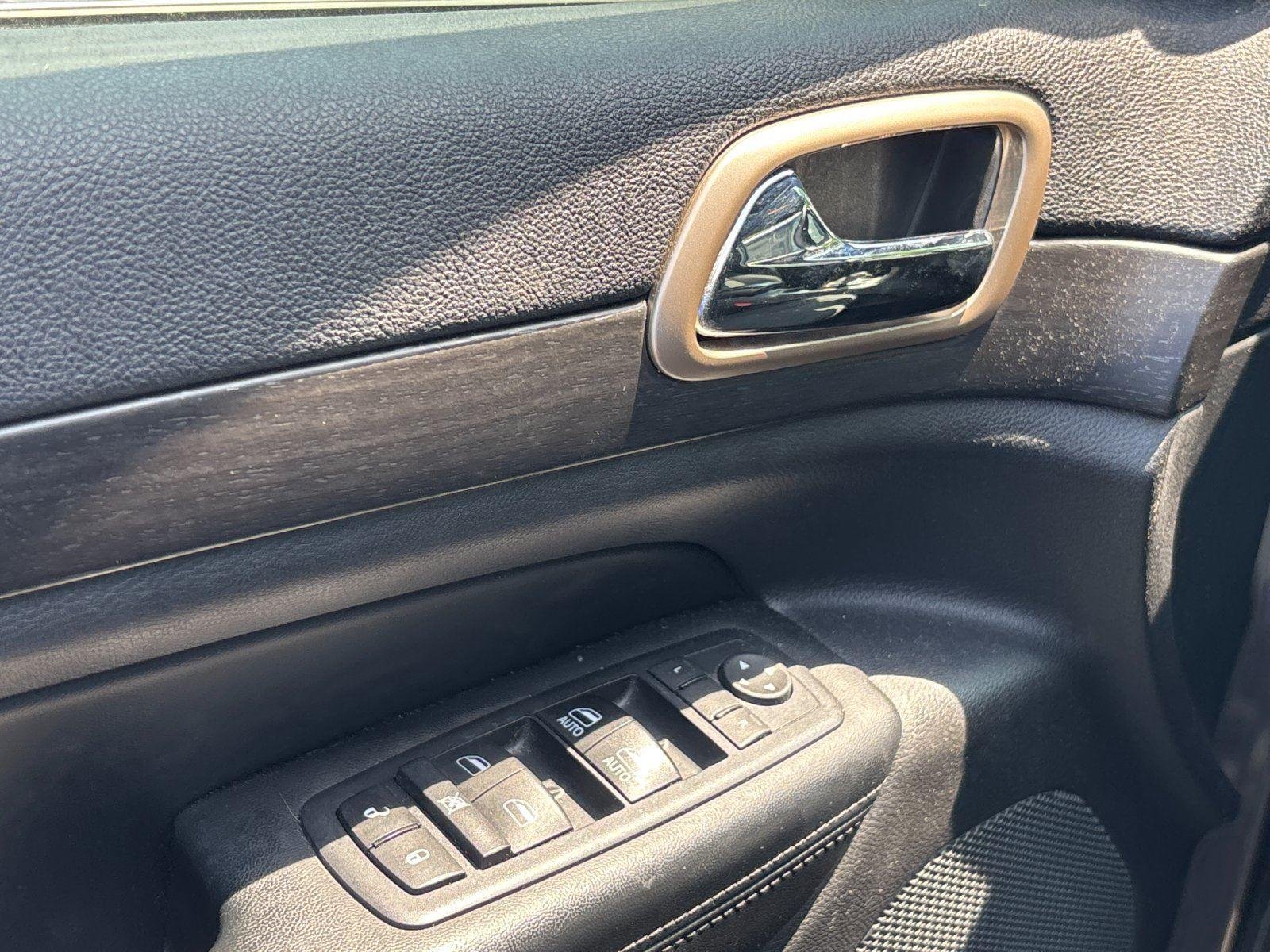 Used 2017 Granite Crystal Metallic Clearcoat Jeep Laredo image 14