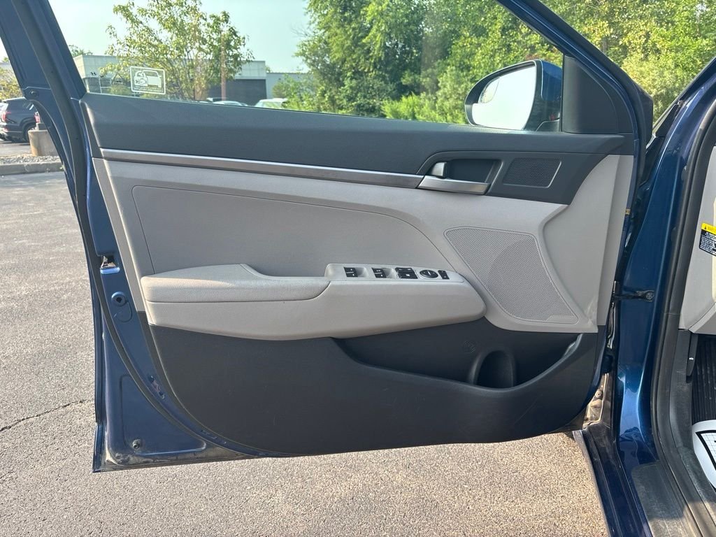 Used 2017 Blue Hyundai SE image 16