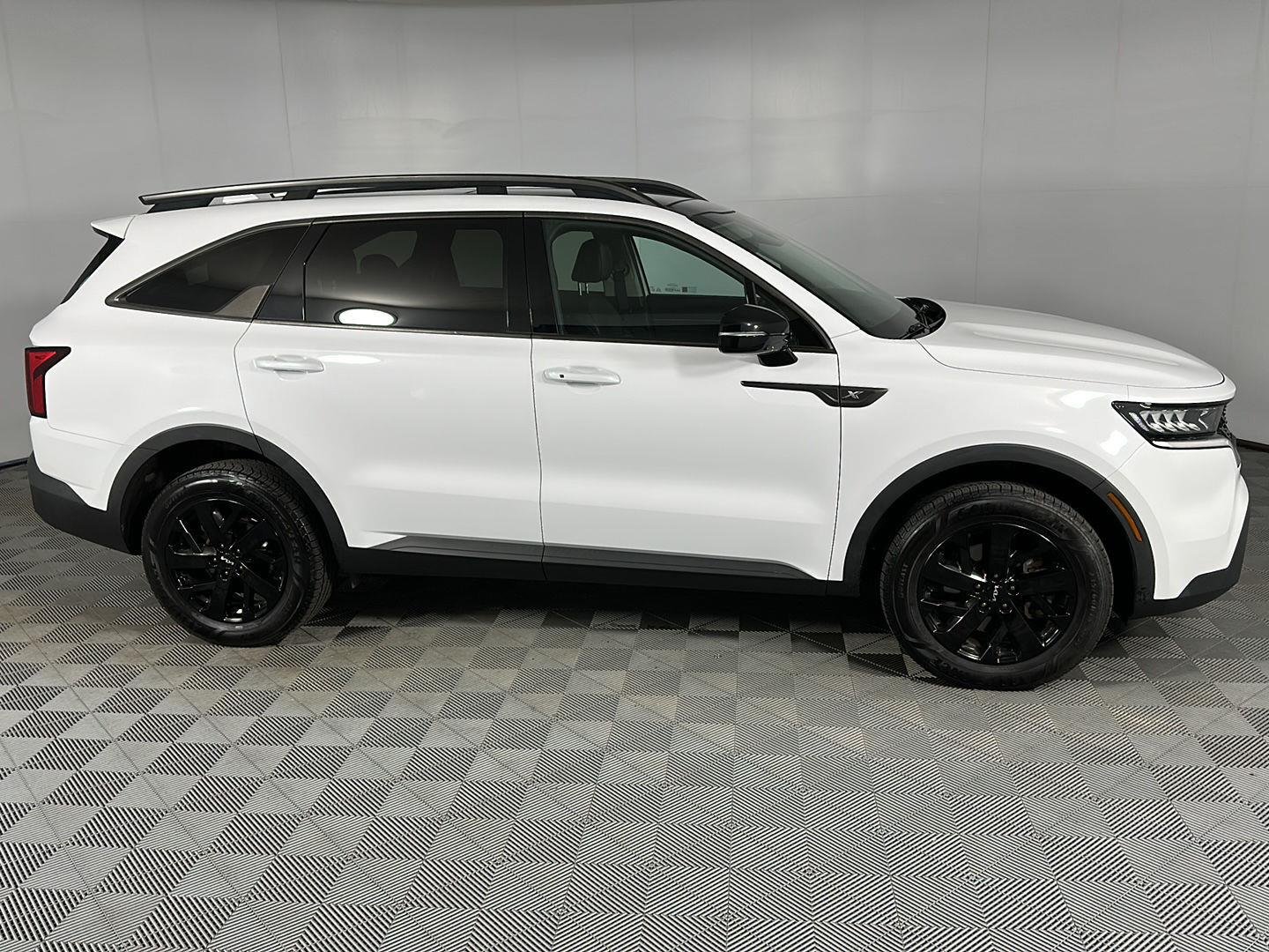 Used 2022 Glacial White Pearl Kia  image 4
