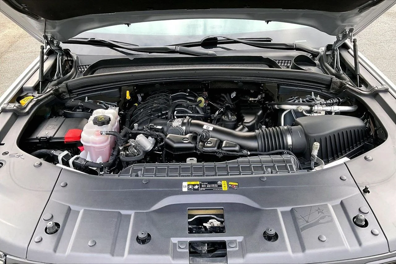 Used 2024 Silver Jeep Altitude image 38