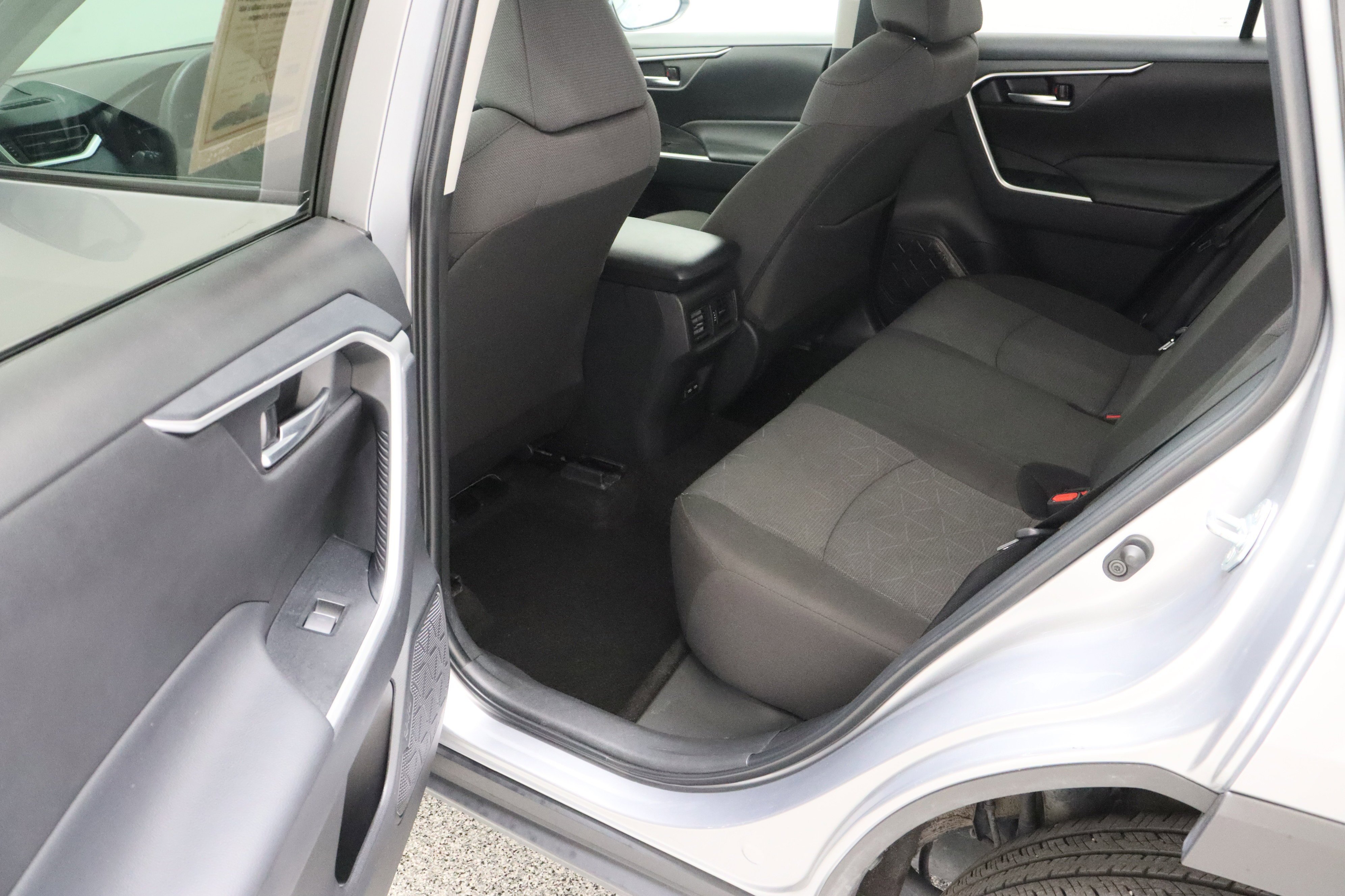 Used 2025 Silver Sky Metallic Toyota XLE 2.5L image 27
