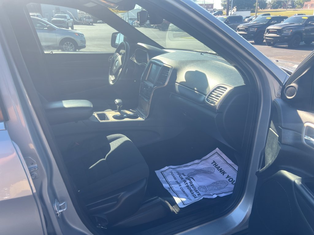 Used 2015 Silver Jeep Laredo image 27