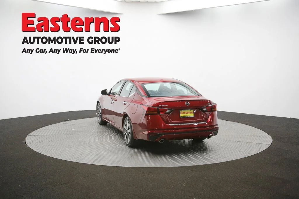 Used 2021 Red Nissan 2.5 SV image 65
