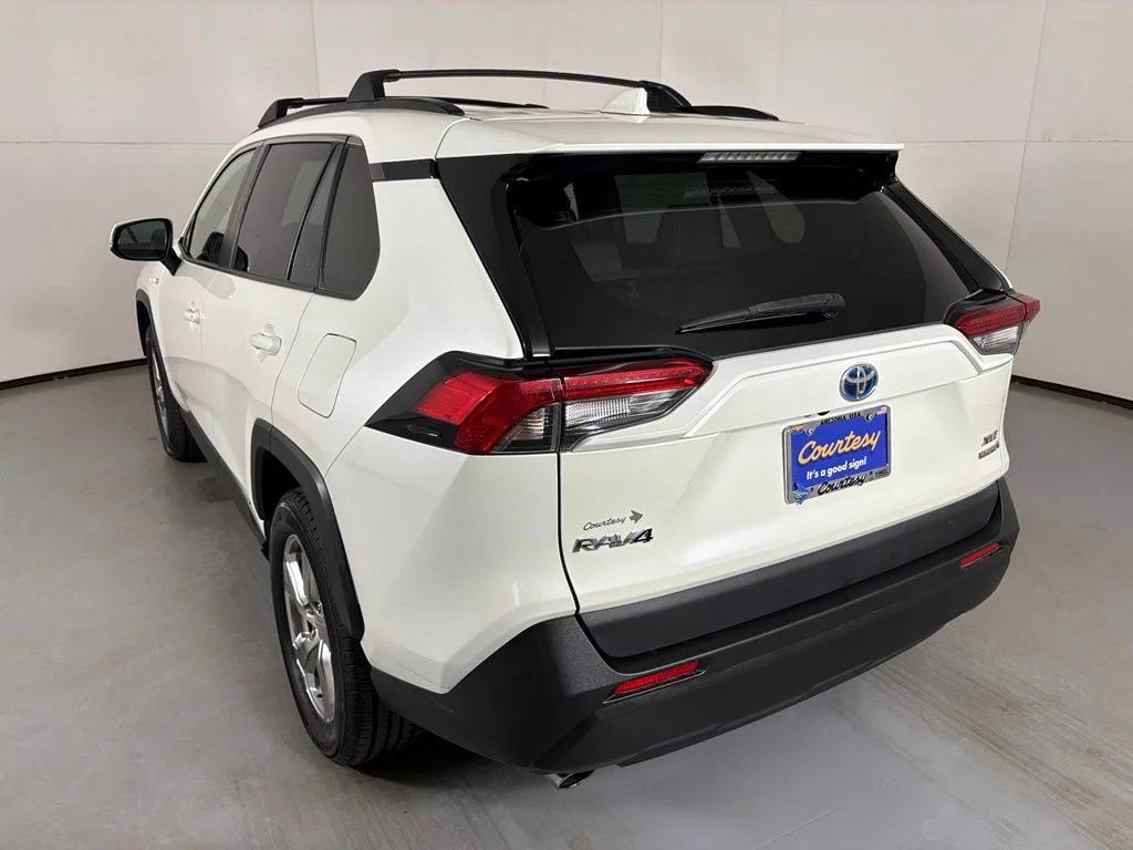 Used 2021 White Toyota XLE Premium image 6