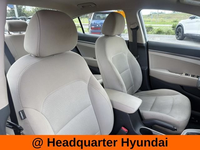 Used 2018 White Hyundai SE image 14