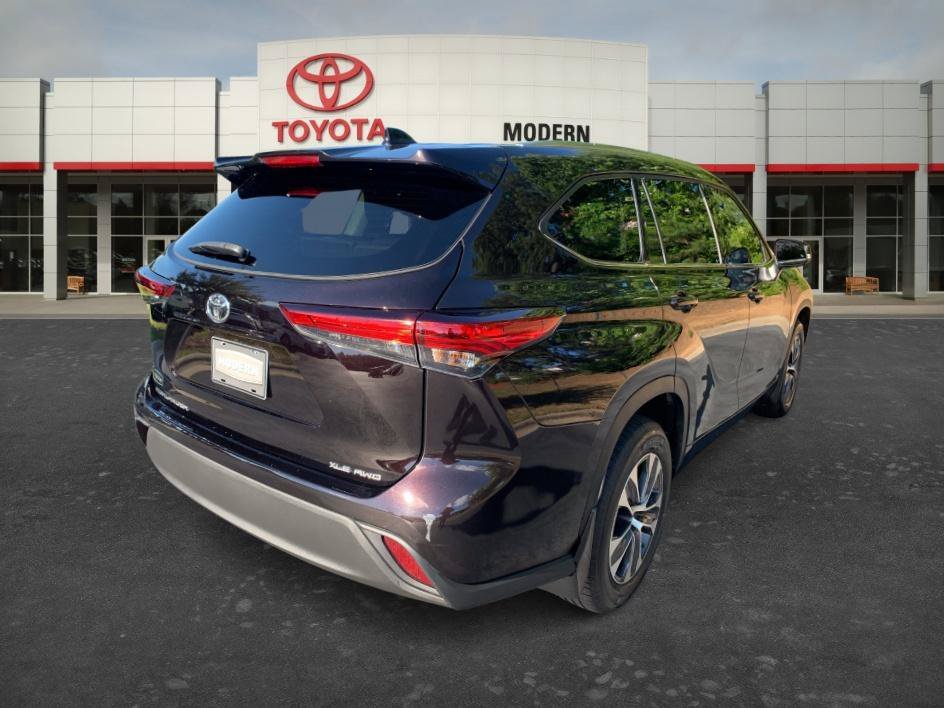 Certified Used 2020 Midnight Black Metallic Toyota XLE image 5