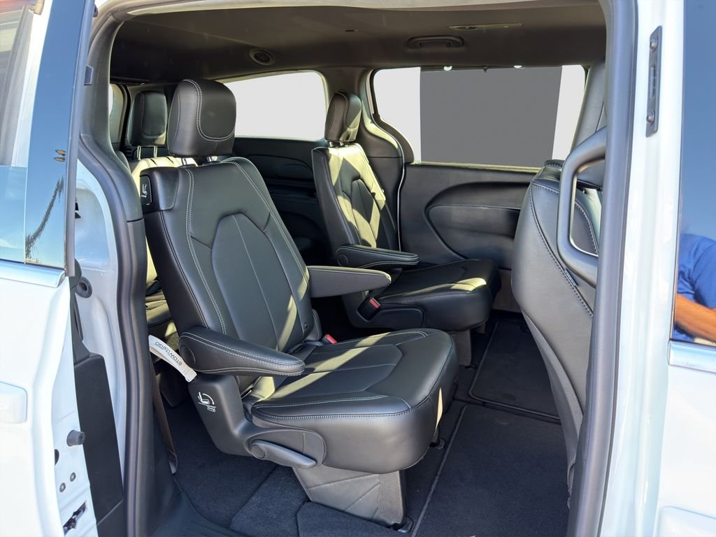 New 2026 Bright White Clear-Coat Exterior Paint Chrysler LX image 19