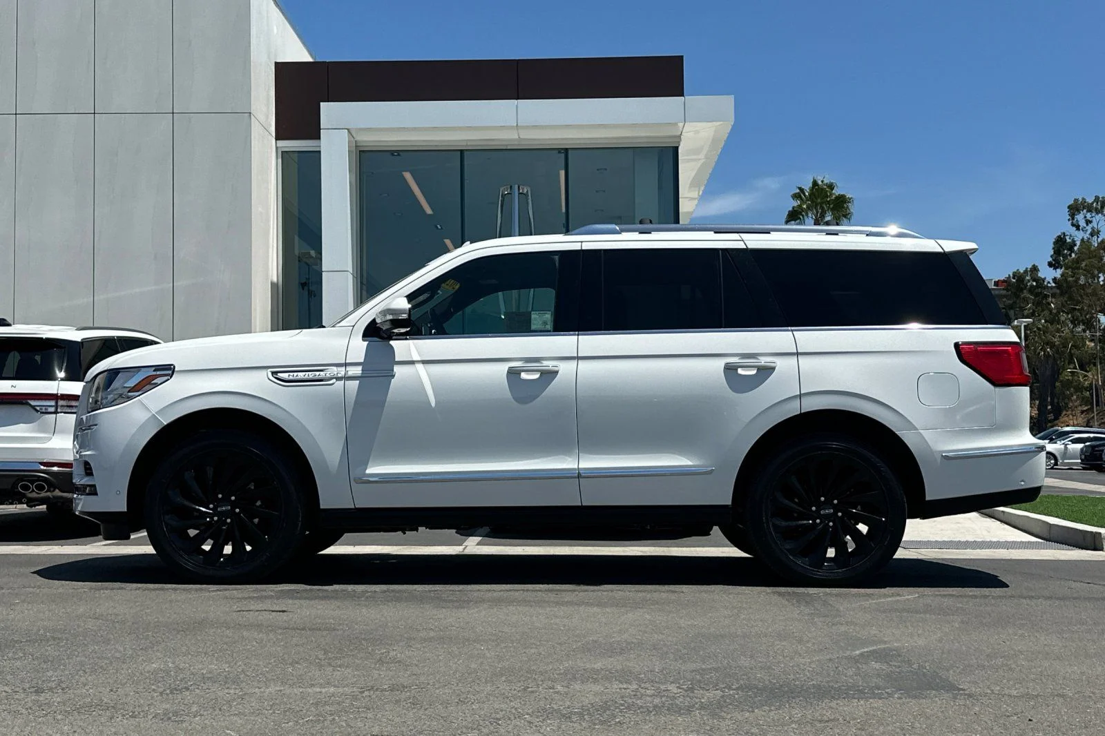 Used 2021 White Lincoln Reserve image 6