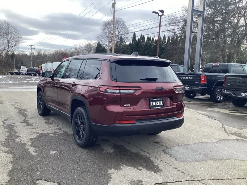 New 2025 Velvet Red Pearl-Coat Exterior Paint Jeep Altitude X image 5