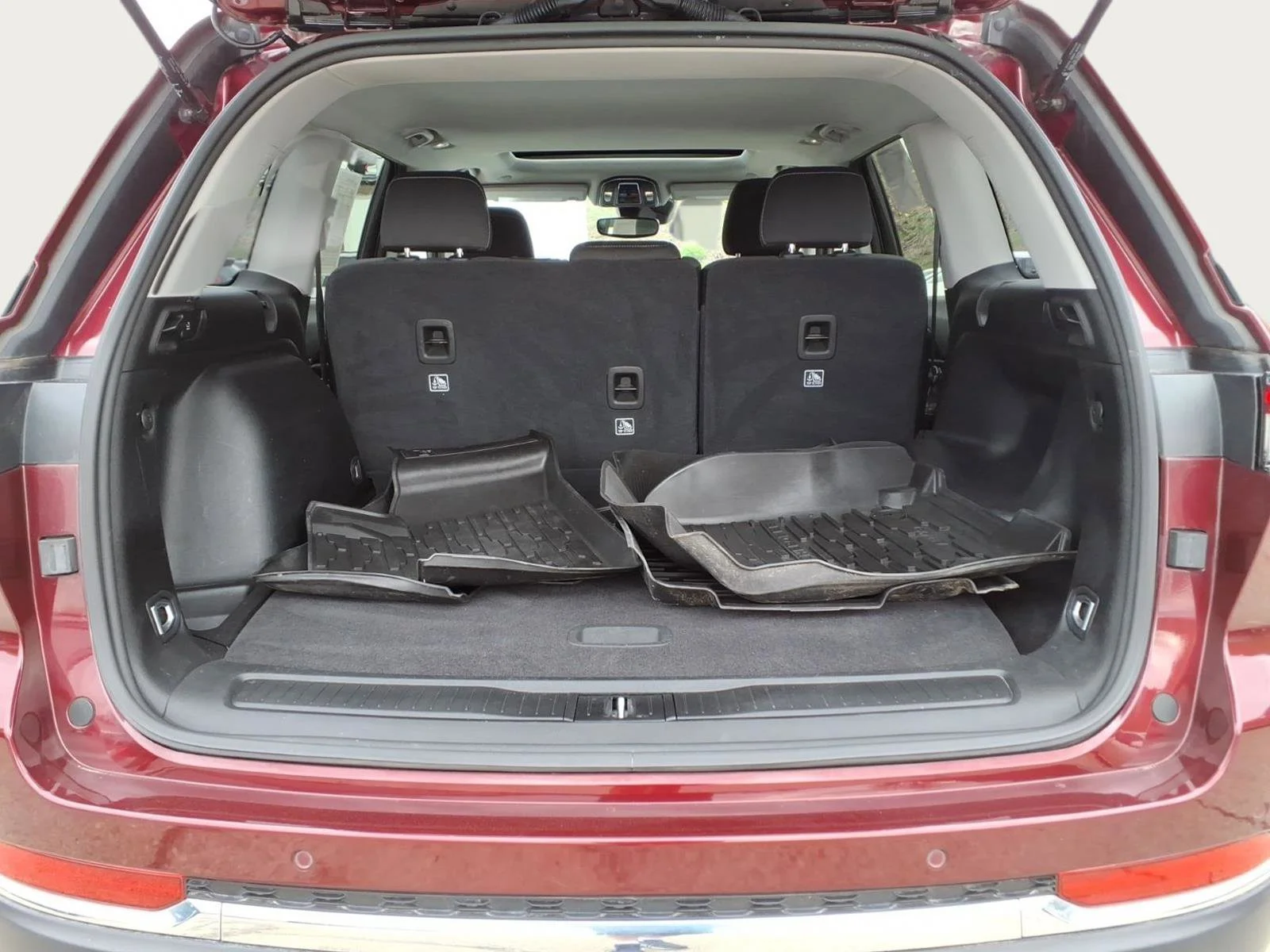 Used 2023 Velvet Red Pearlcoat Jeep Laredo image 17