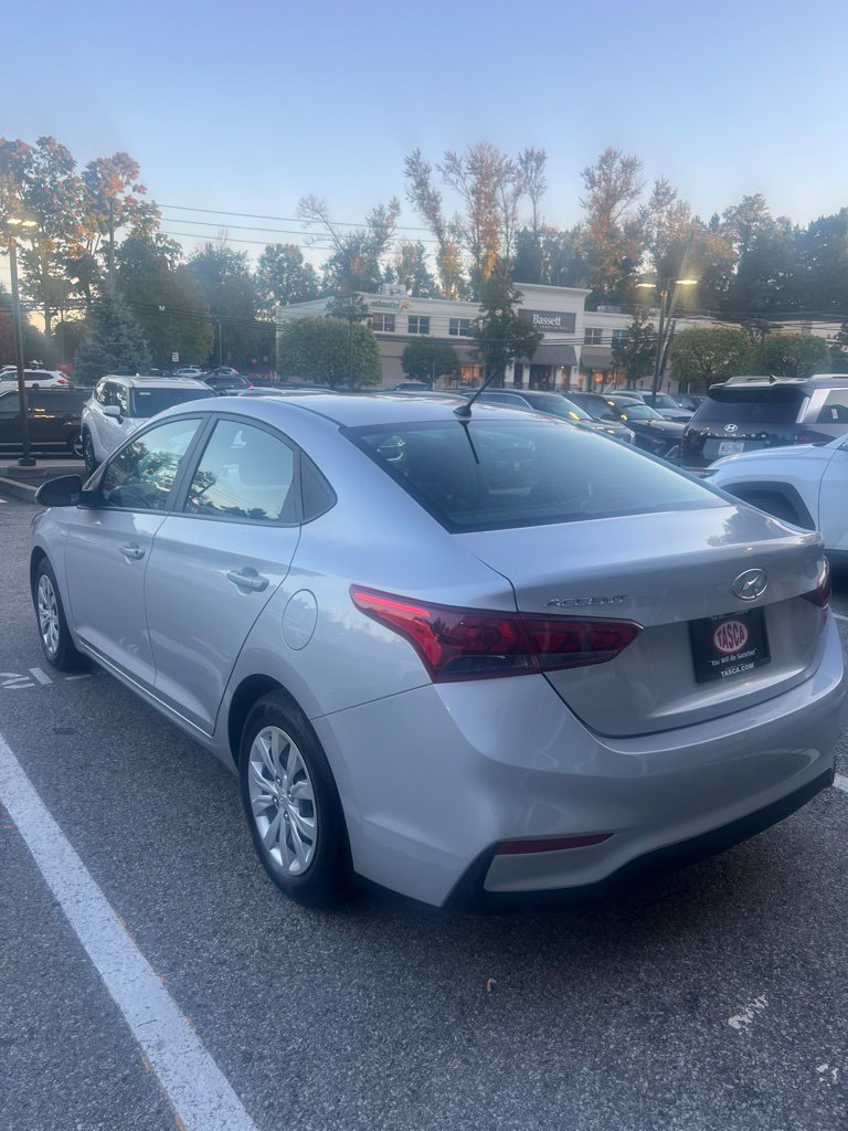 Used 2021 Silver Hyundai SE image 5